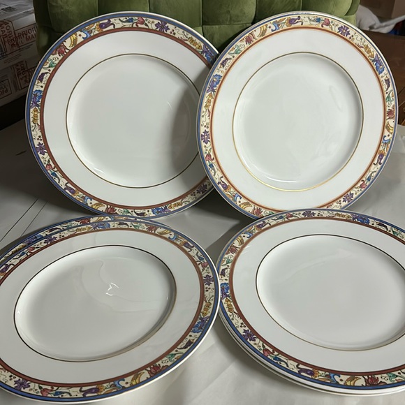 NWOT Villeroy & Boch Dinner Plates - Picture 1 of 3